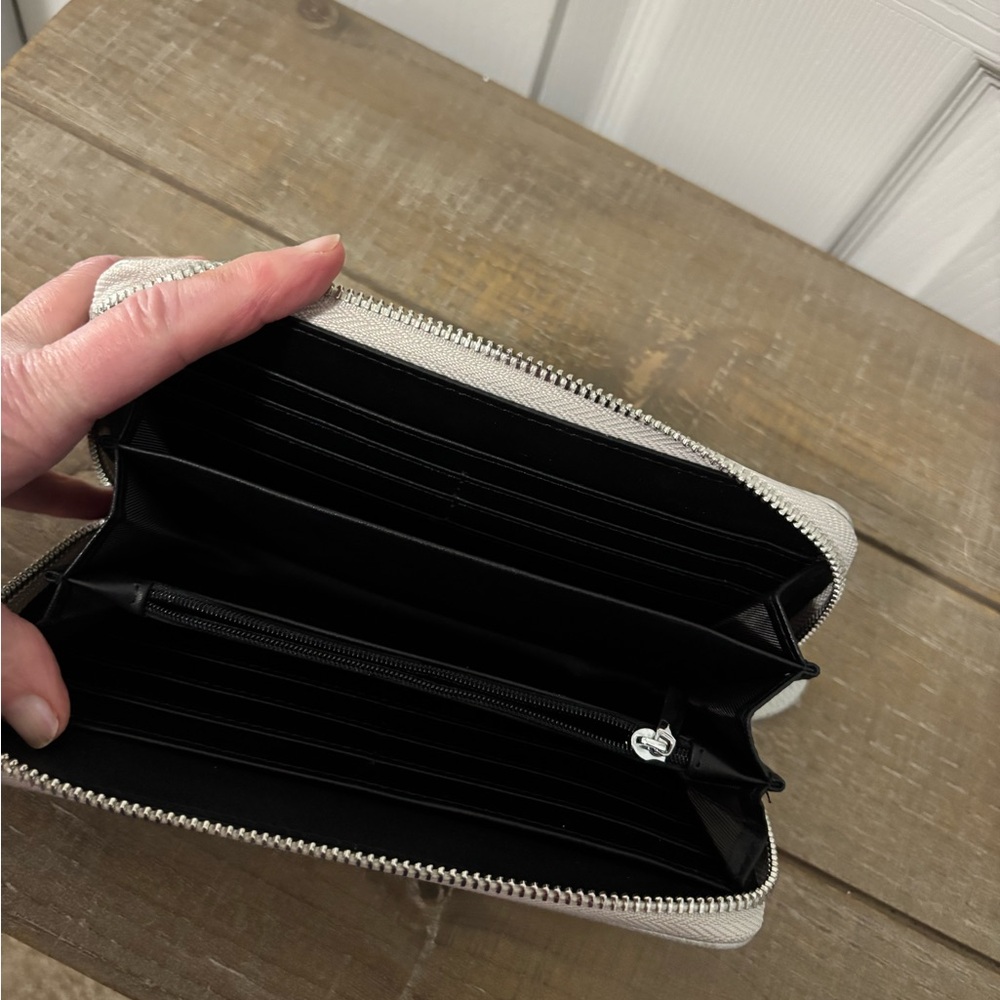 Silver leather Textured Wallet - Picture 4 of 5